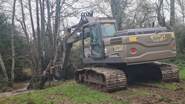 Intervention d'élagage au bord d'une rivière